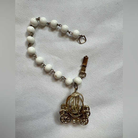 Vintage Cinderella Carriage & White Bead Girls Charm Bracelet - Picture 1 of 6